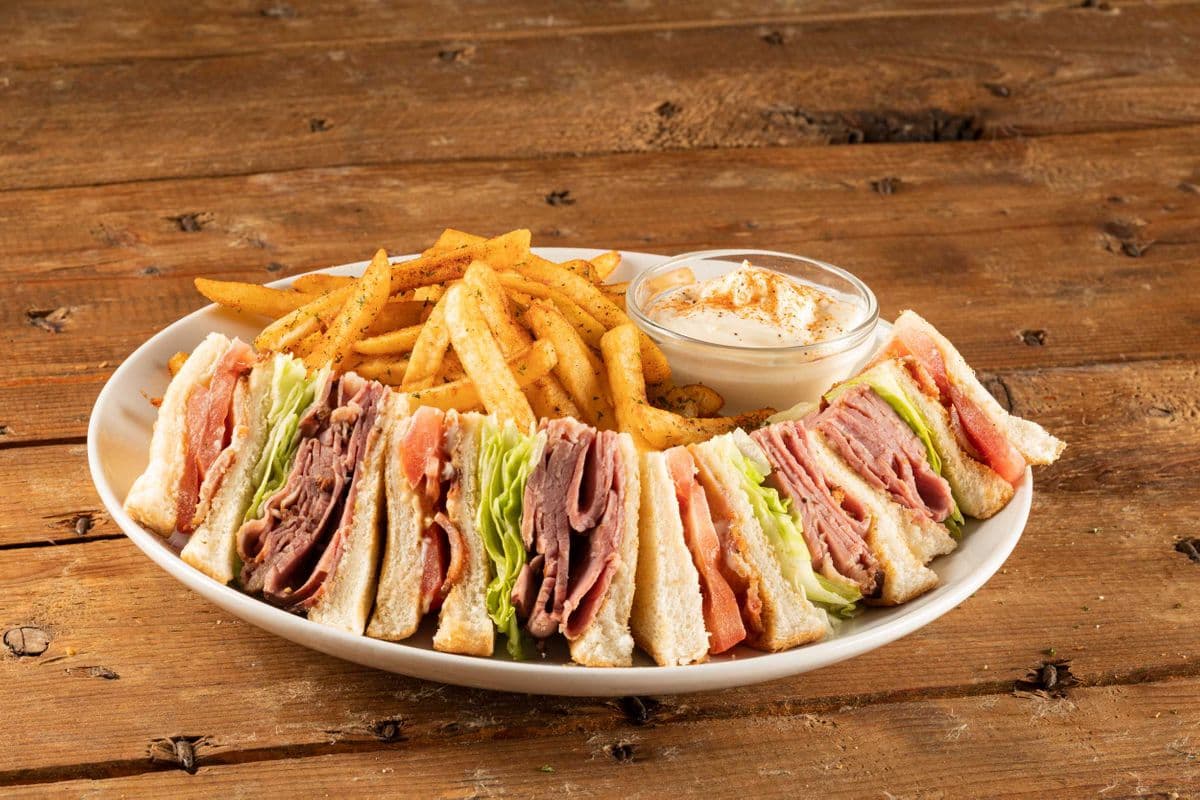 Club sandwich au smoked meat