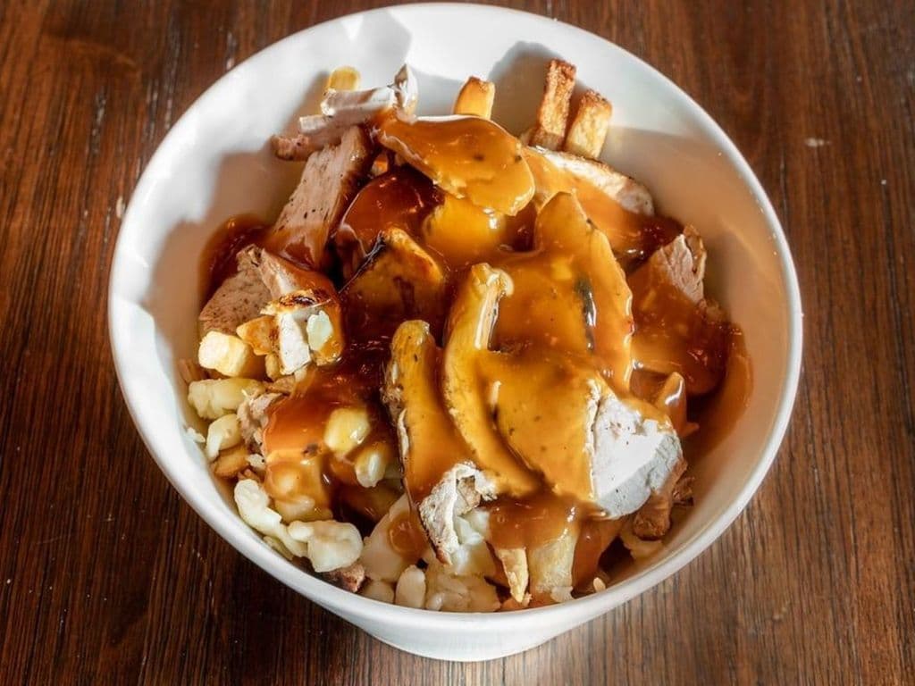 Poutine au poulet au charbon / Charcoal Chicken Poutine