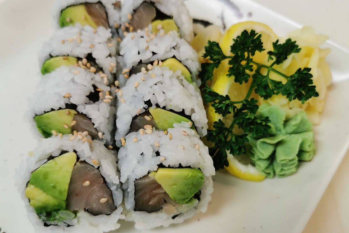 Tuna avocado roll