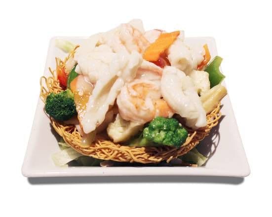 32a. Légumes mélangés dans un nid de nouilles avec riz / Mixed vegetables Bird Nest with rice/杂菜巢