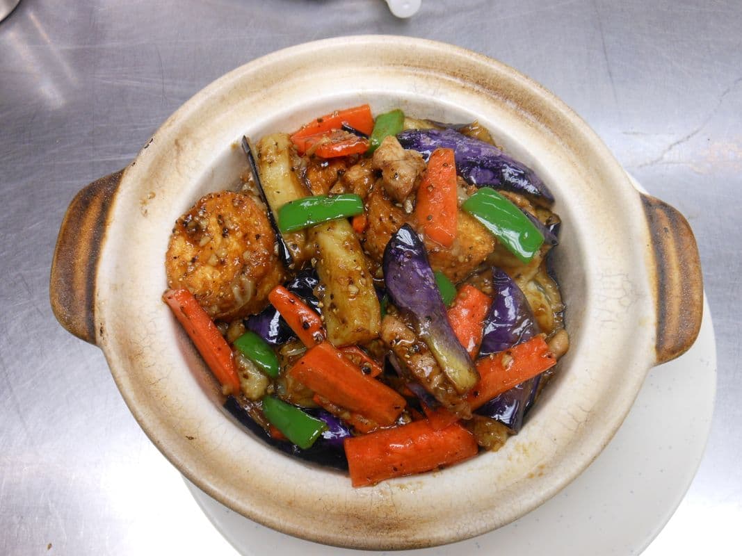 Stir-Fried Black Pepper Eggplant with Egg Tofu Hot Pot 黑椒玉子茄子煲