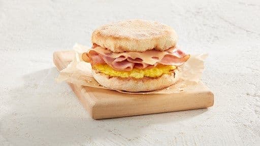 Ham, egg & swiss on an english muffin / Jambon, œuf et fromage suisse sur un muffin anglais