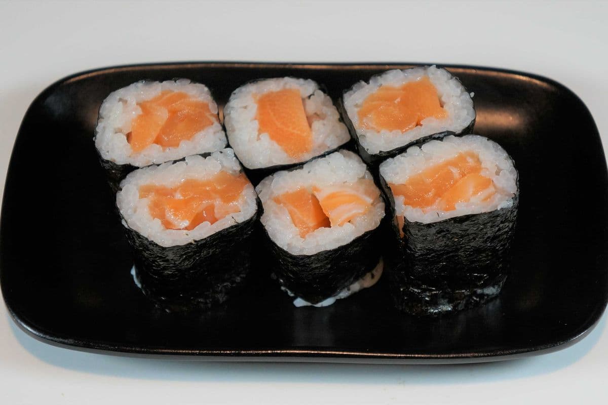 105. Salmon Maki (6 pcs)