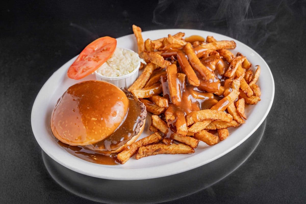 Assiette hamburger chaud avec frites / Hot Hamburger with Fries Plate