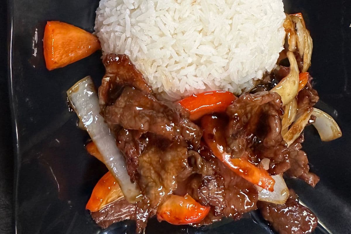 24.Lemongrass Chicken or Beef on Steamed Rice