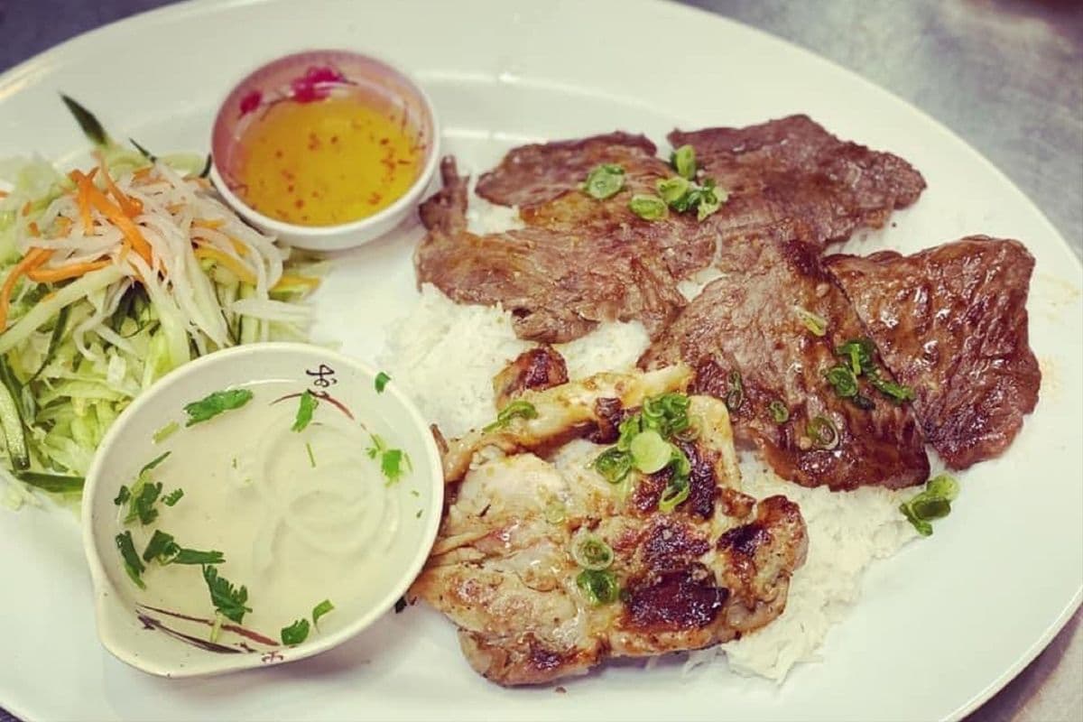 R6.Grilled Lemon Grass Chicken and Beef with Steamed Rice / 燒香茅雞扒,牛肉配白飯 / 구운 레몬그라스 치킨 & 소고기 덮밥