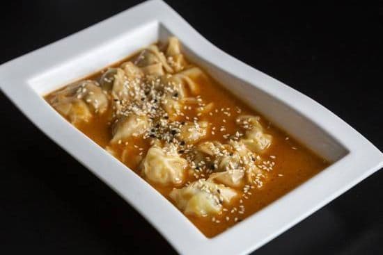 1. Raviolis à la sauce à l'arachide / Dumpling with Peanut Sauce