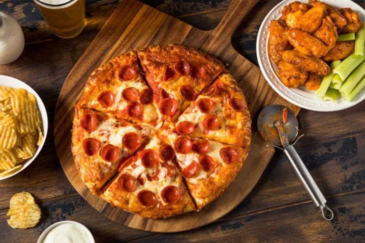 14'' Large Pizza and 2 lb wings