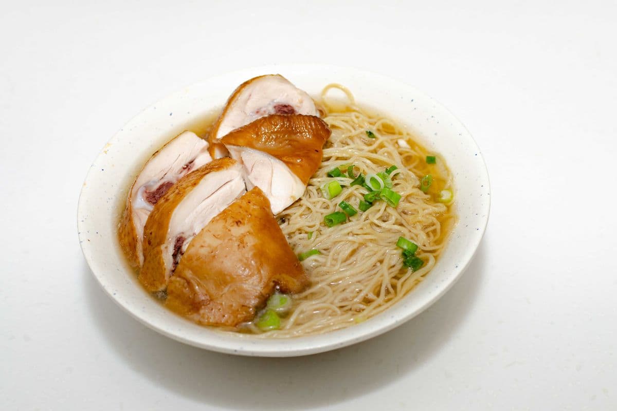 165 Soy Chicken with Noodle in Soup 玫瑰油雞湯麺