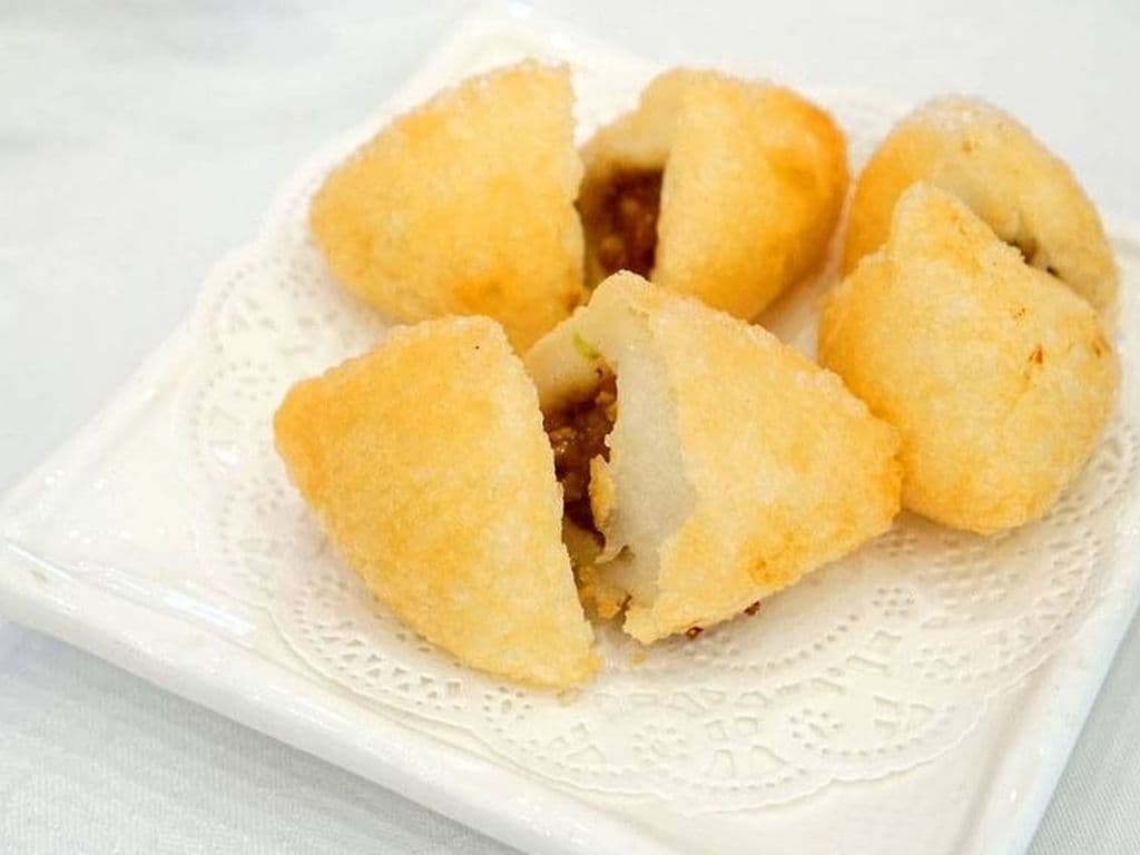 F05 Deep Fried Pork Puff [Ham Sui Gok] (3 pcs)
