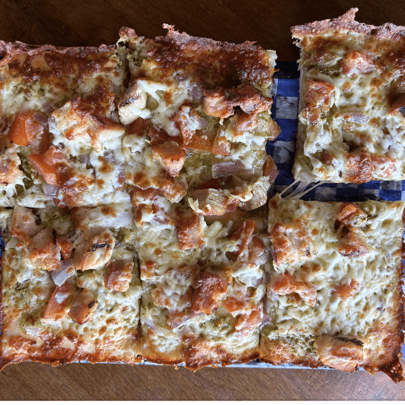 Deep Dish Pesto Chicken Pizza / Pizza au poulet et pesto à croûte épaisse