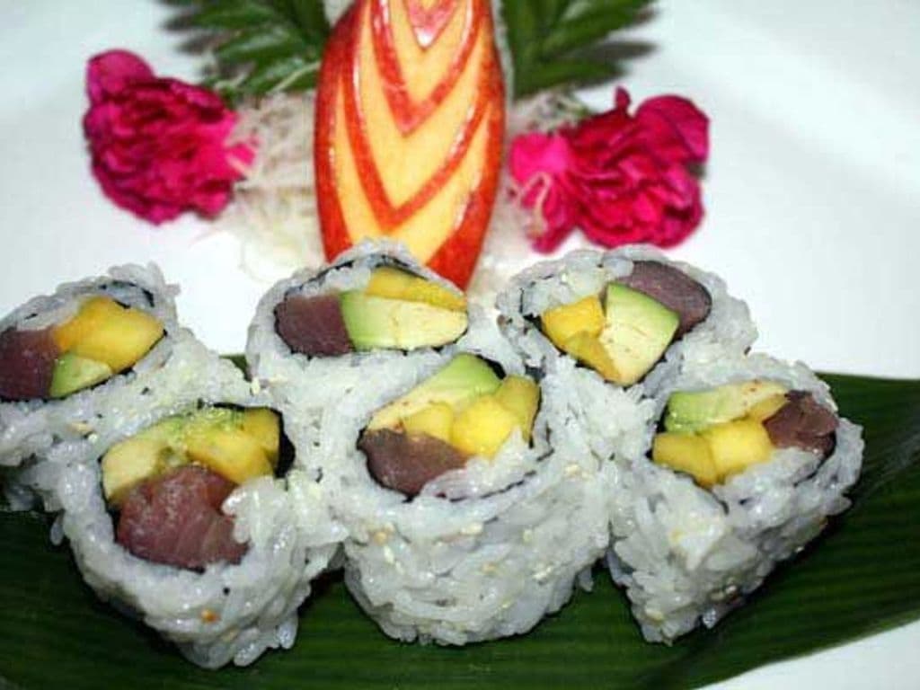 Red Tuna Mango Avocado Roll (6pcs)