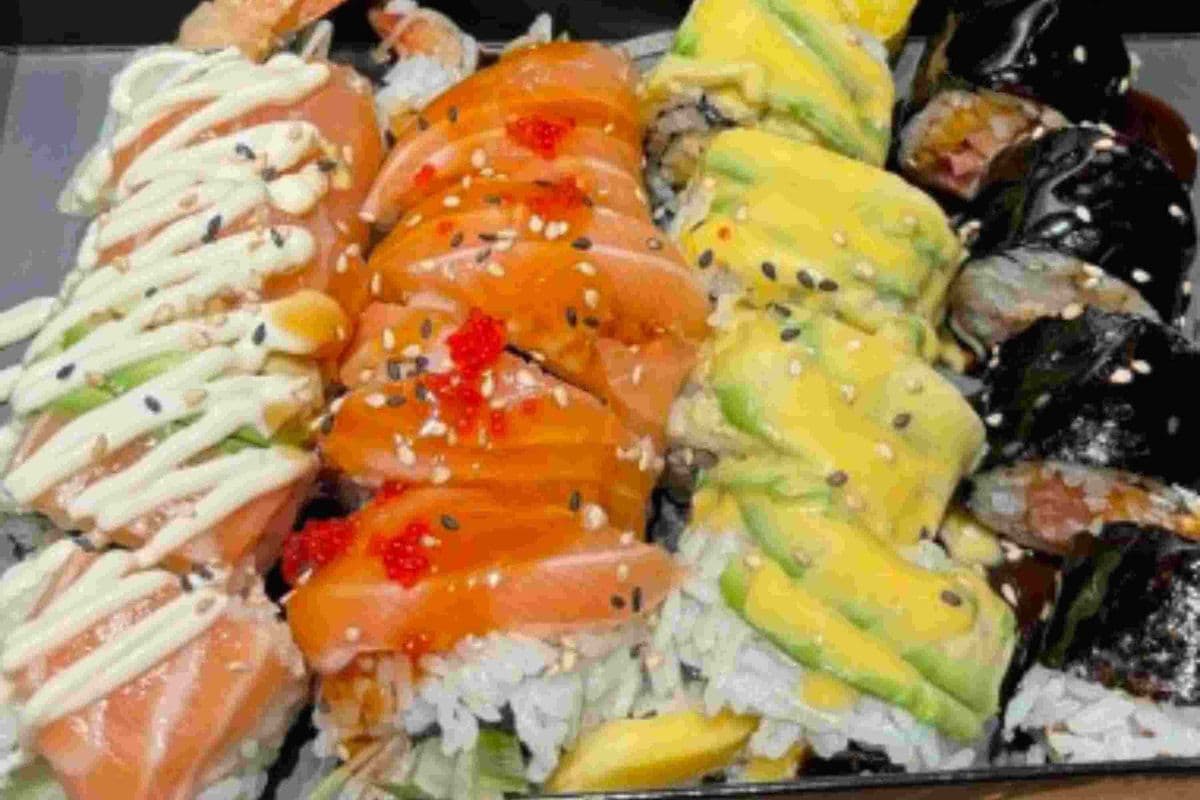 Deluxe Maki Combo A (16 pcs) – Includes 1 Miso Soup