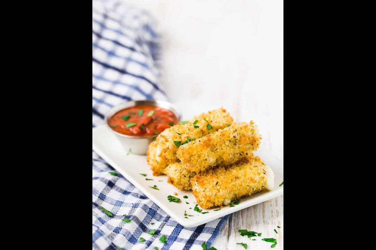 Kids' Mozzarella Cheese Sticks (6 pcs)