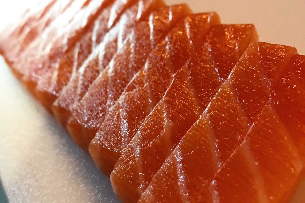 140. Salmon Sashimi (8 pcs)