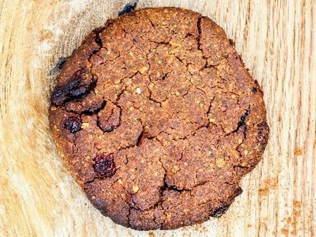 Oatmeal Raisin Cookie (5g protein, 3g fibre)
