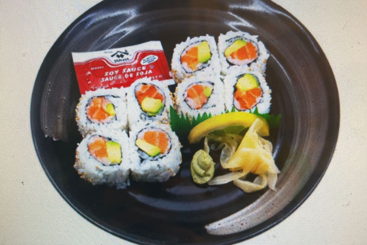 Salmon avocado roll (8pcs) 三文鱼牛油果卷8片