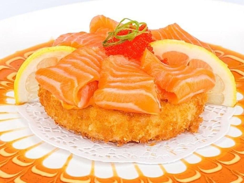 601. Spicy Salmon Pizza