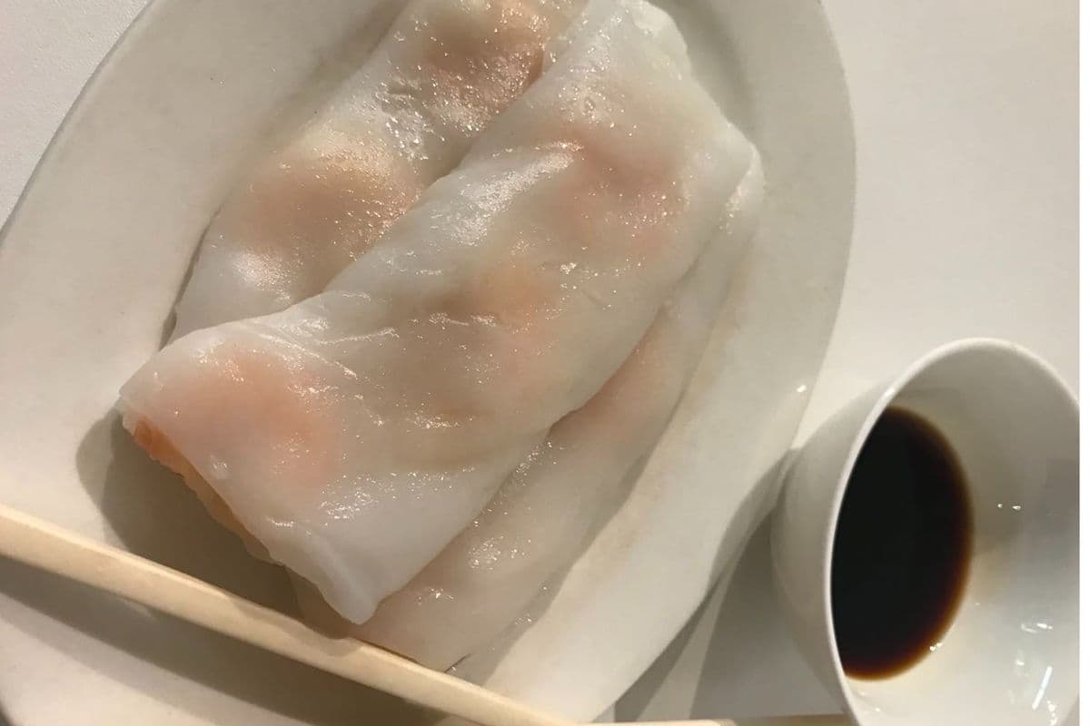 12. Rouleau de riz aux crevettes cuit à la vapeur avec sauce soja / Steamed Shrimp Rice Roll with Soya Sauce