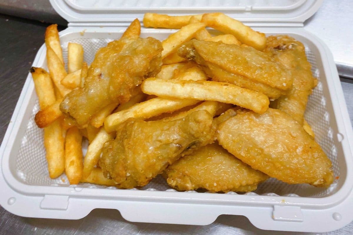 6 Chicken wings with fries