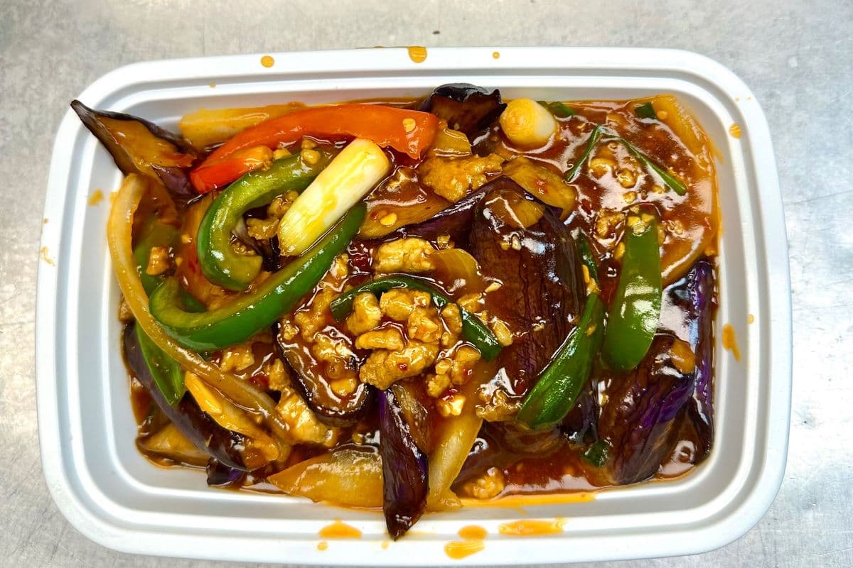V5. Aubergine avec sauce piquant à l'ail / Eggplant with Hot Garlic Sauce