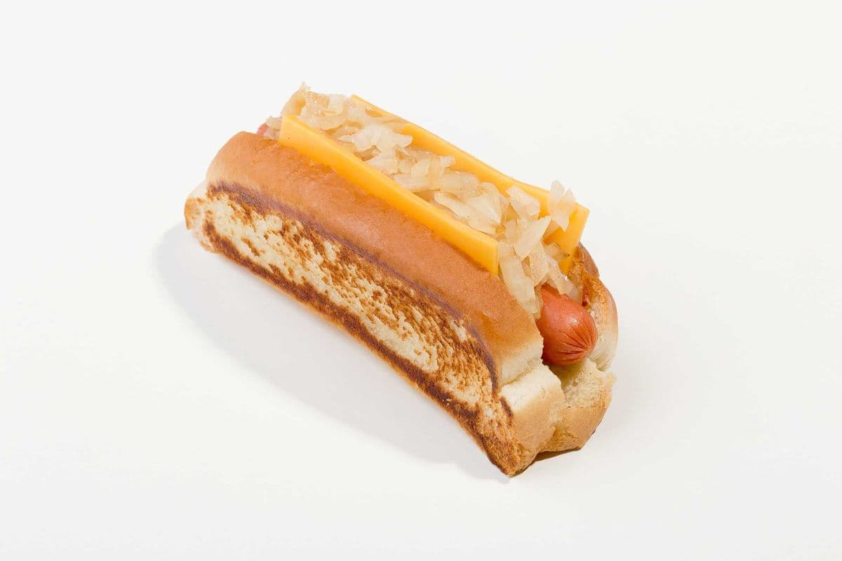 Hot dog grillé aux oignons frits et au fromage