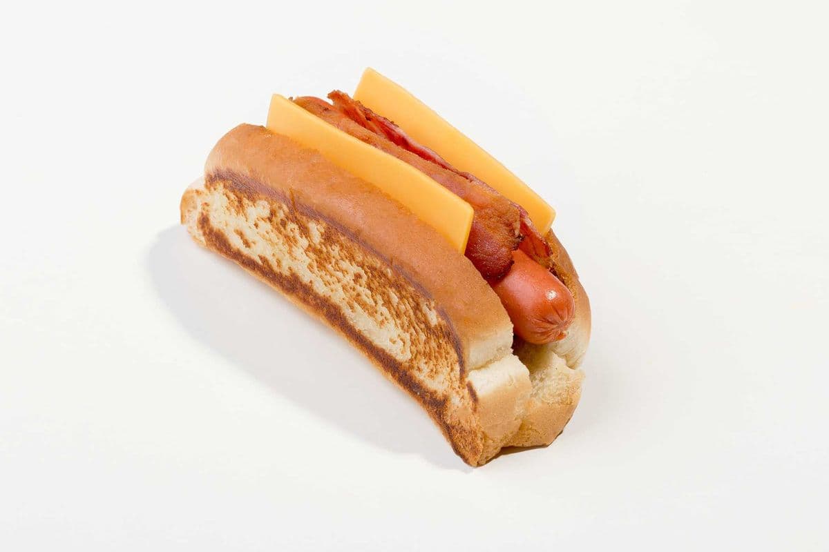 Hot dog grillé au bacon et au formage