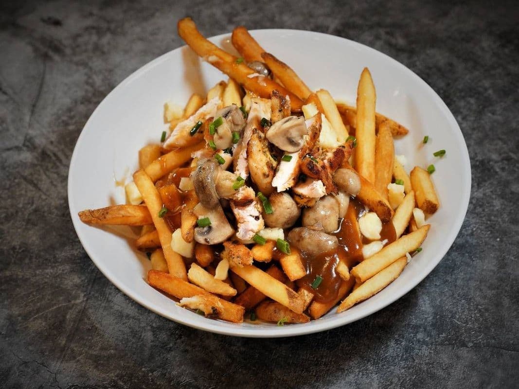 POULET ET CHAMPIGNON GRILLE POUTINE