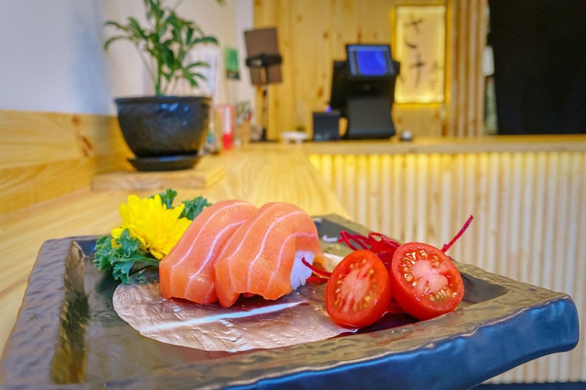 Salmon (Sake) Sushi (2 pcs)