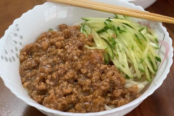 D2. Minced Pork and Soya Paste Noodles 肉醬麵