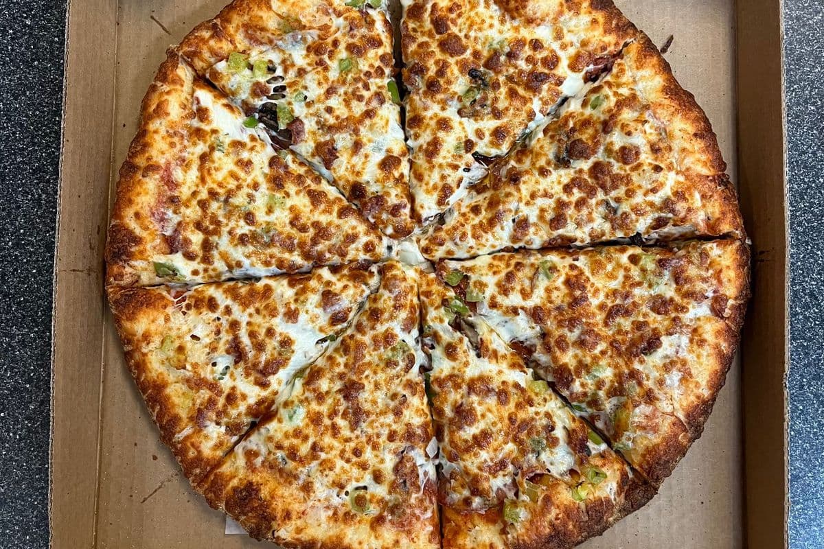 14" Deluxe Pizza