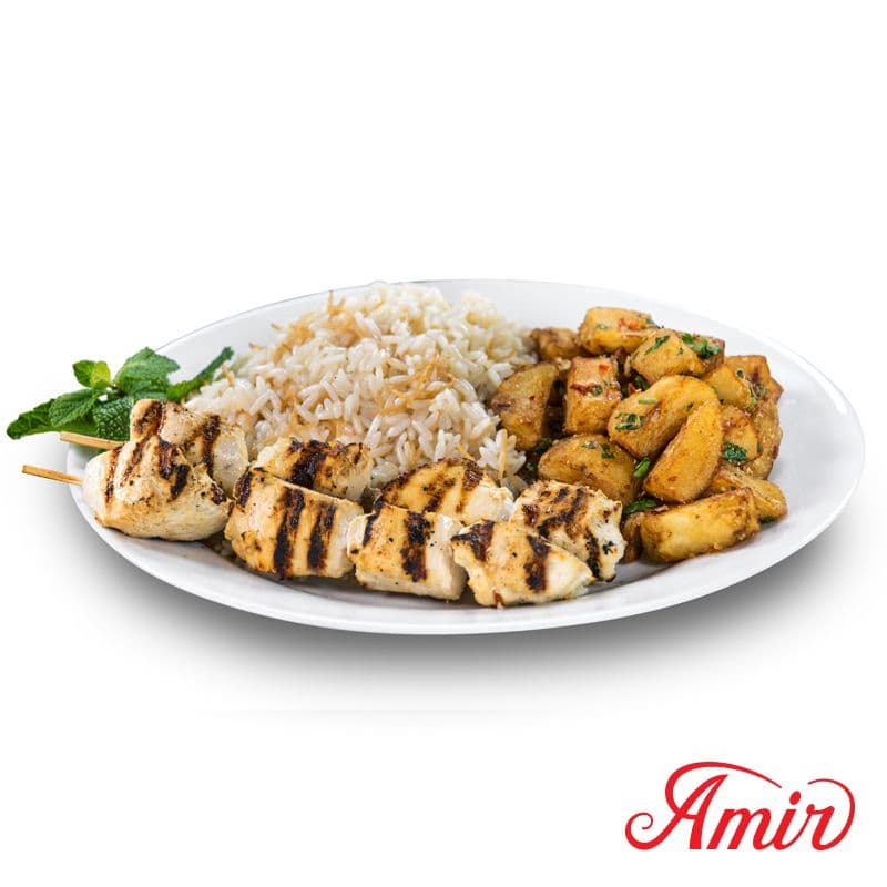 Plat avec deux brochettes de poulet