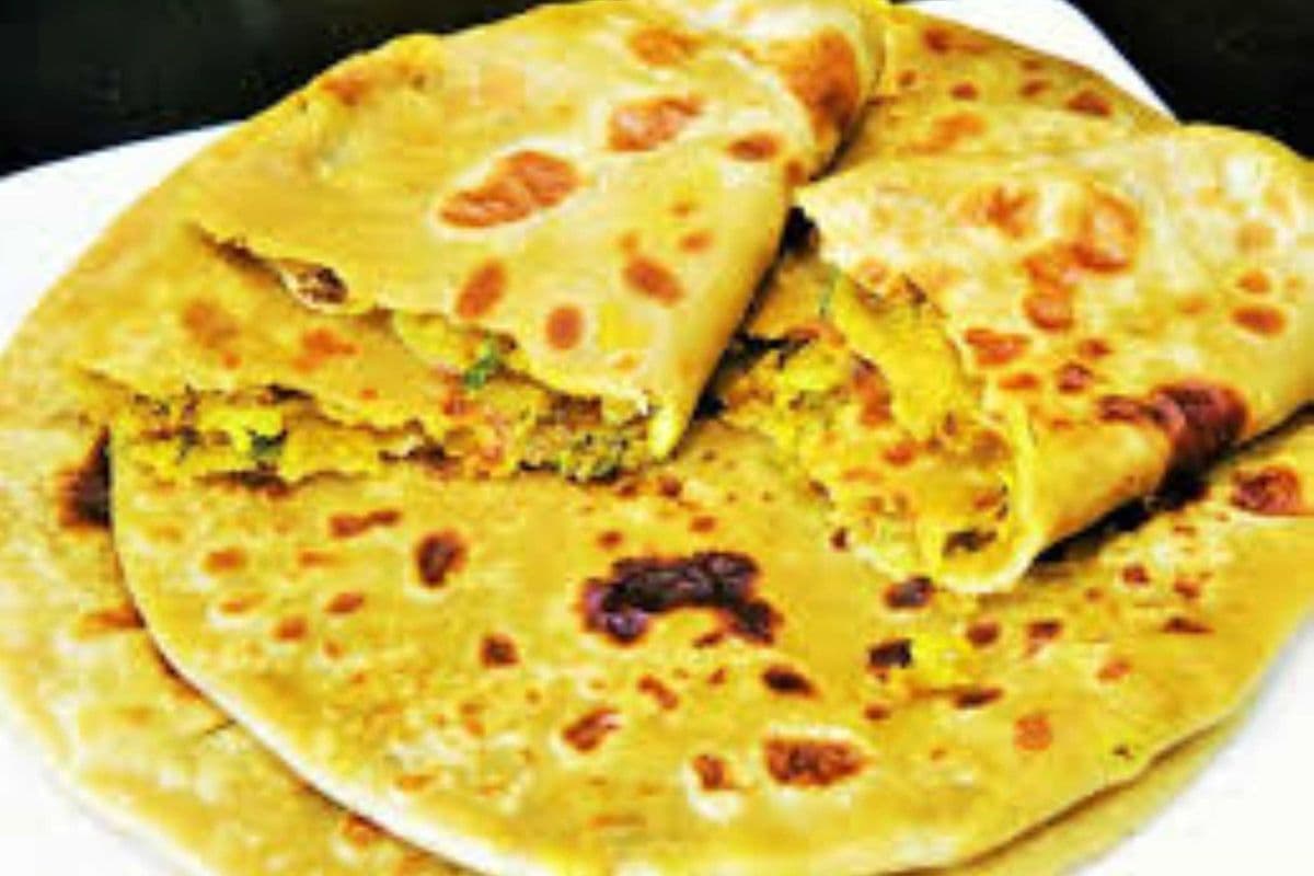 Aloo Palak Paratha (2pcs) w/Lassi