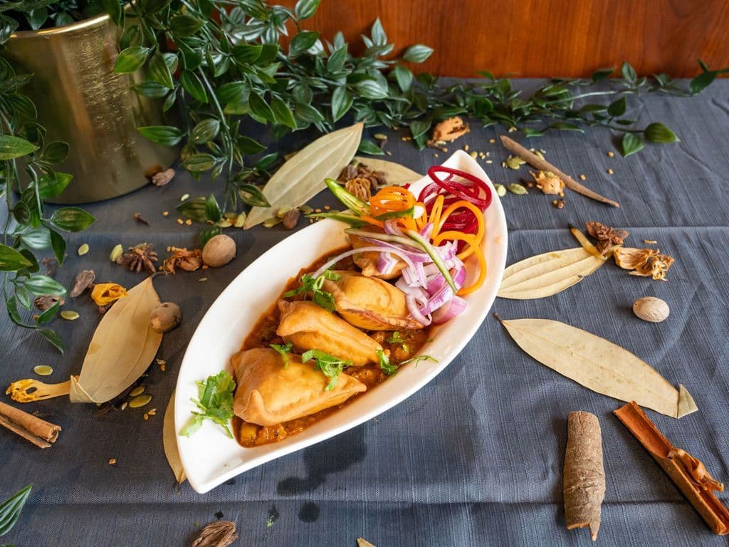 Aloo Samosa (3-4) with Chickpea Curry