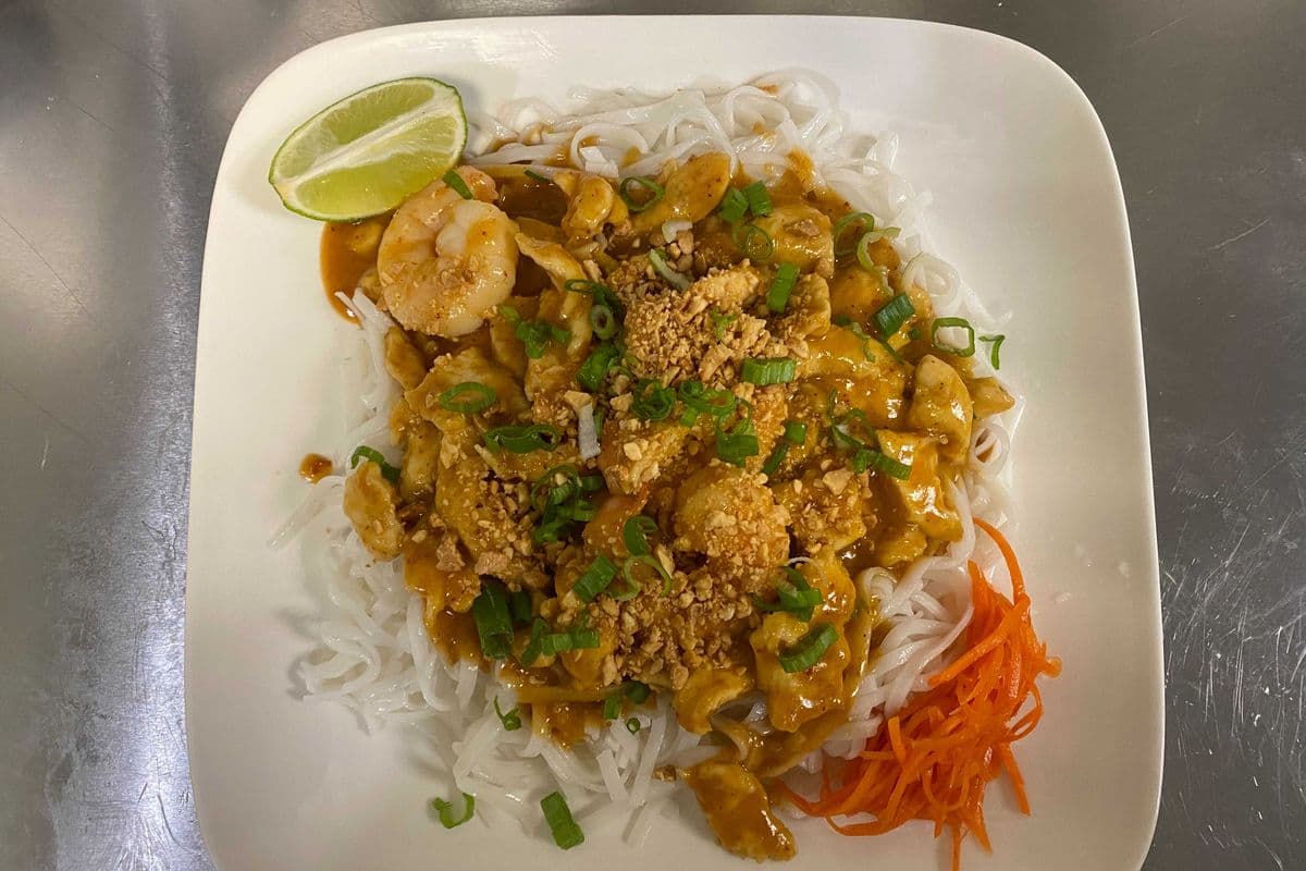 T3. Chicken & Shrimp Pad Thai with Peanuts