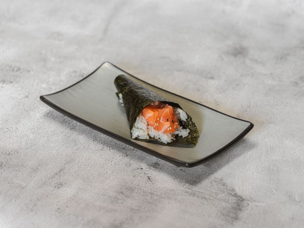 H01 Salmon Hand Roll 