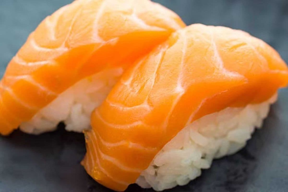 Salmon Sushi (2 pcs)