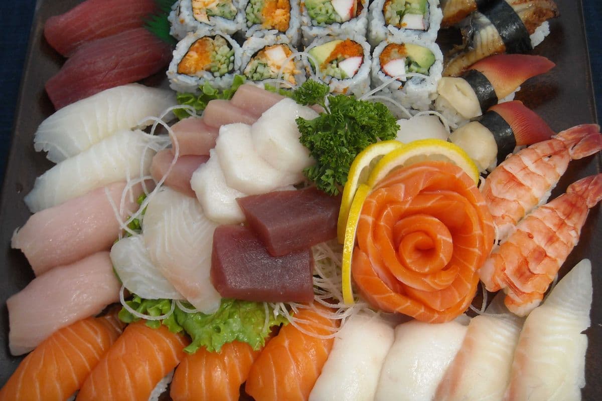 Large Nigiri Sushi & Sashimi & Roll Party Tray