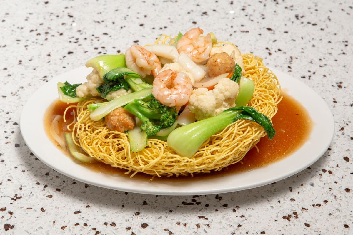81. Seafood with Fried White Noodle or Chow Mein