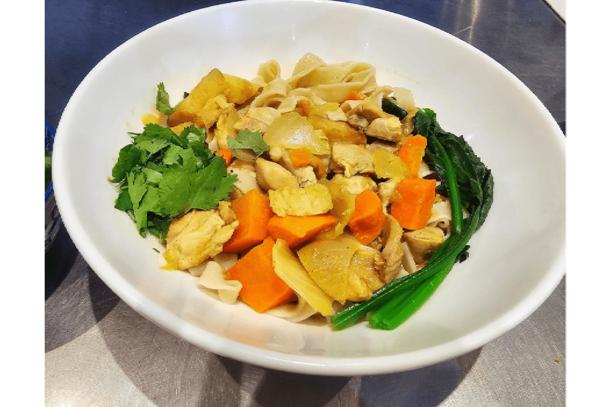 Hot Chicken Curry Dried Noodles 热咖喱鸡拌面