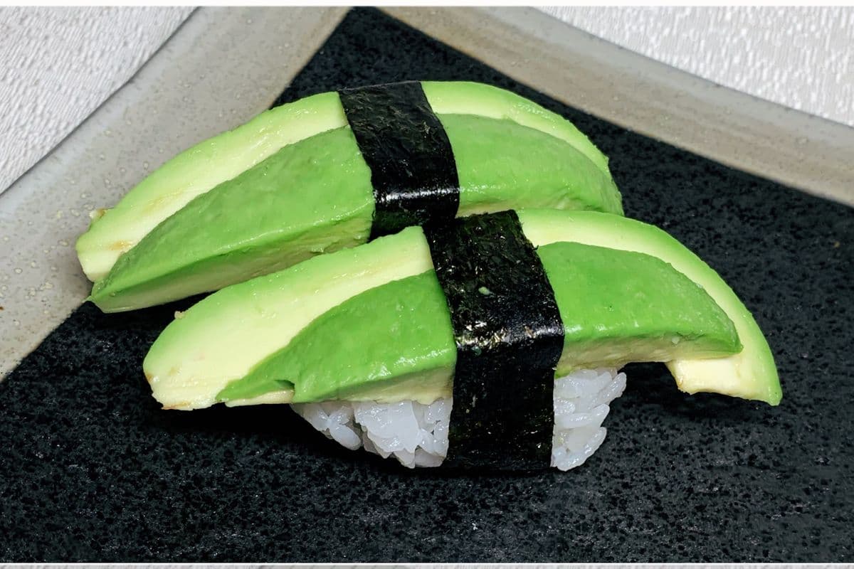107. Avocado Sushi (2 pcs)