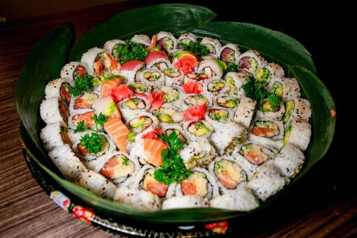 Party Tray Gold (66 pcs)