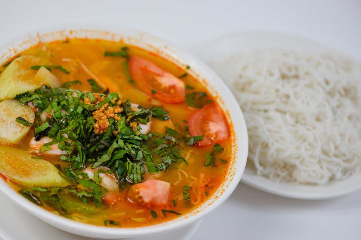 85. Vietnamese Sweet-and-Sour Soup with Prawns and Vegetables - Canh Chua Tom