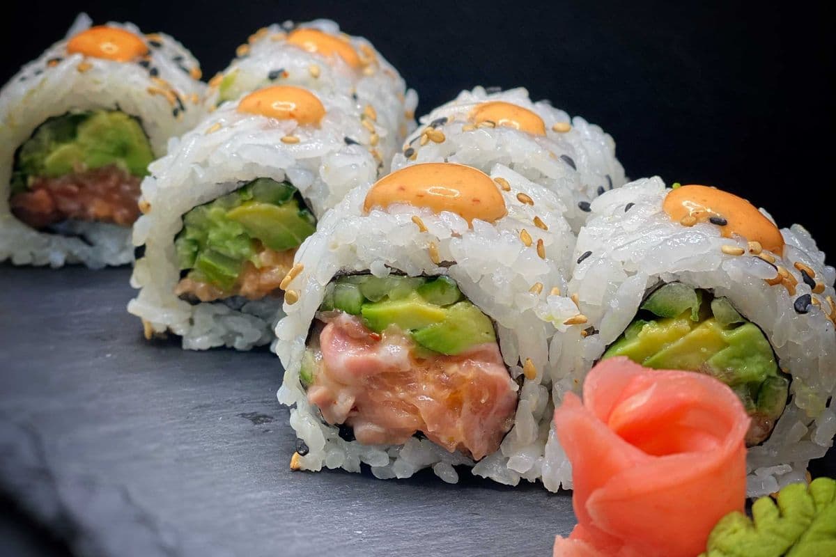 Spicy Salmon Maki (6 pcs)