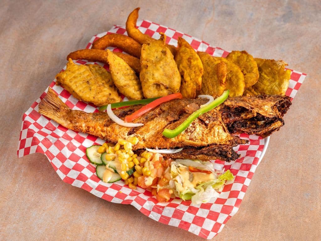 Fritay Poisson Frit (Moyen) + Plaintain + Accra + Marinade + Salade + Pikliz