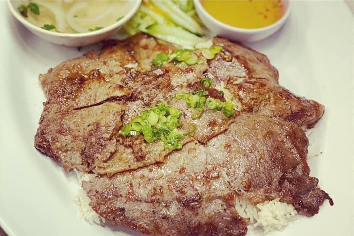 R2. Grilled Lemon Grass Beef with Steamed Rice / 燒香茅牛肉配白飯 / 구운 레몬그라스 소고기 덮밥