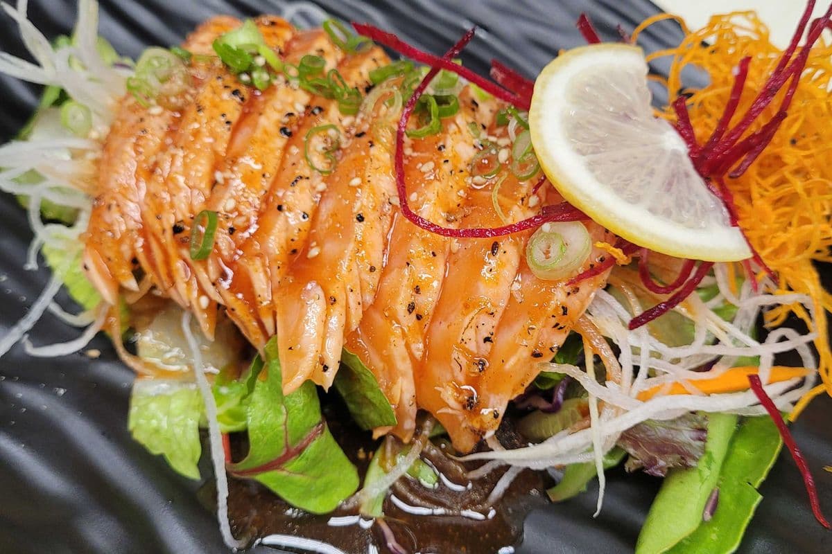 Grilled Salmon Tataki (8 pcs)