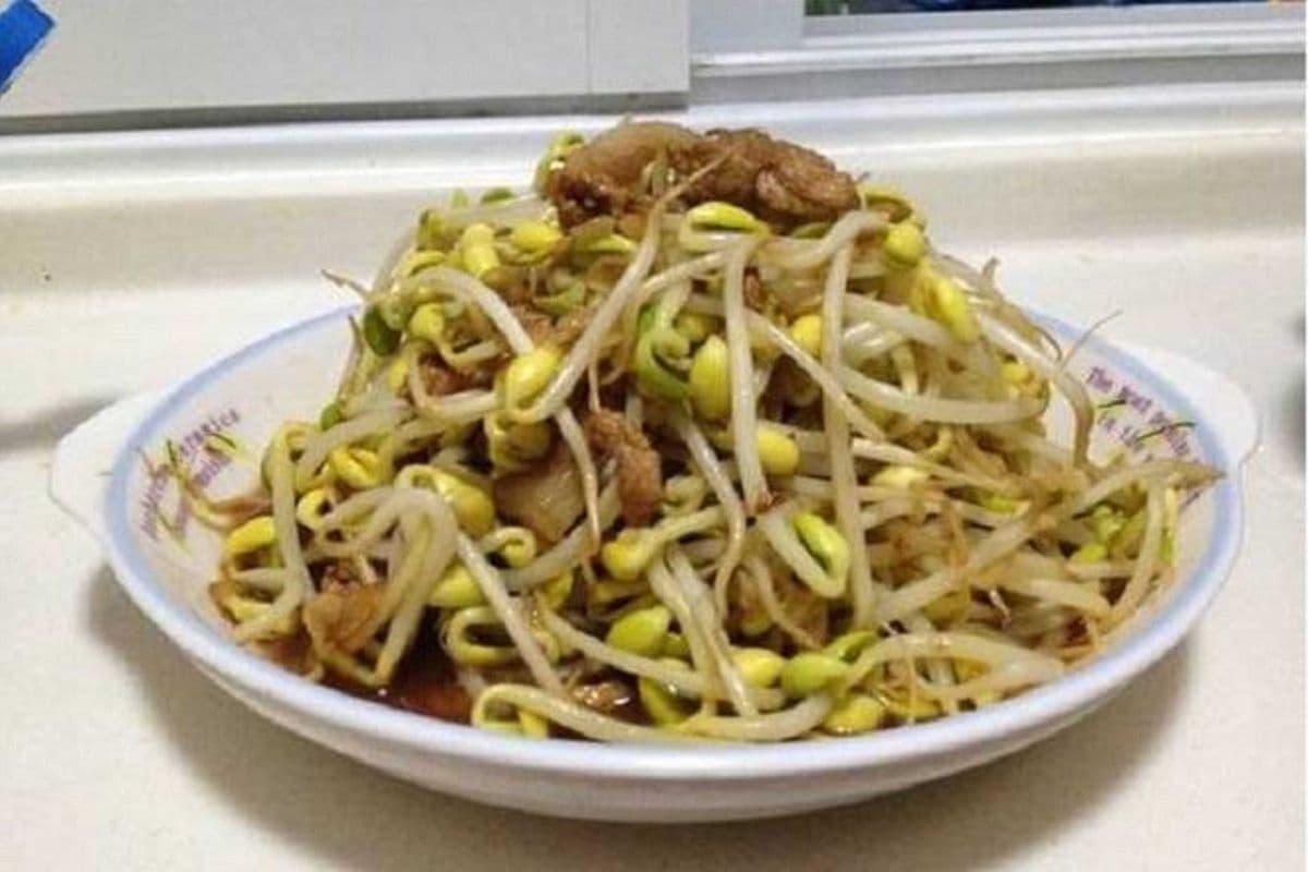 大豆芽炒猪大肠 Fried Pork Intestine with Bean Sprout