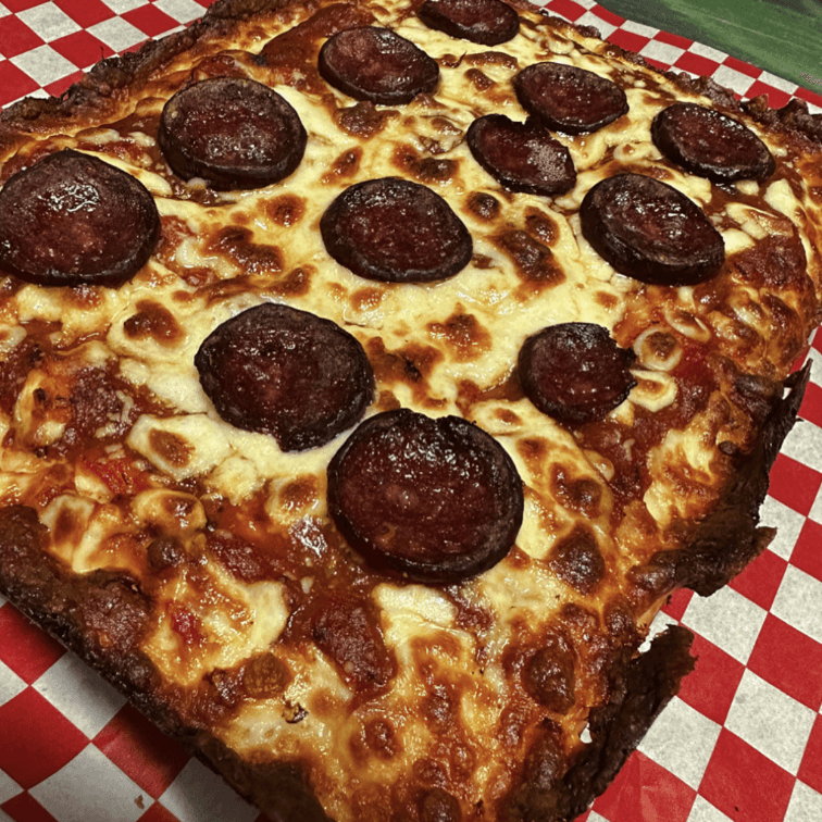 DEEP DISH PEPPERONI PIZZA / PIZZA AU PEPPERONI À PÂTE ÉPAISSE