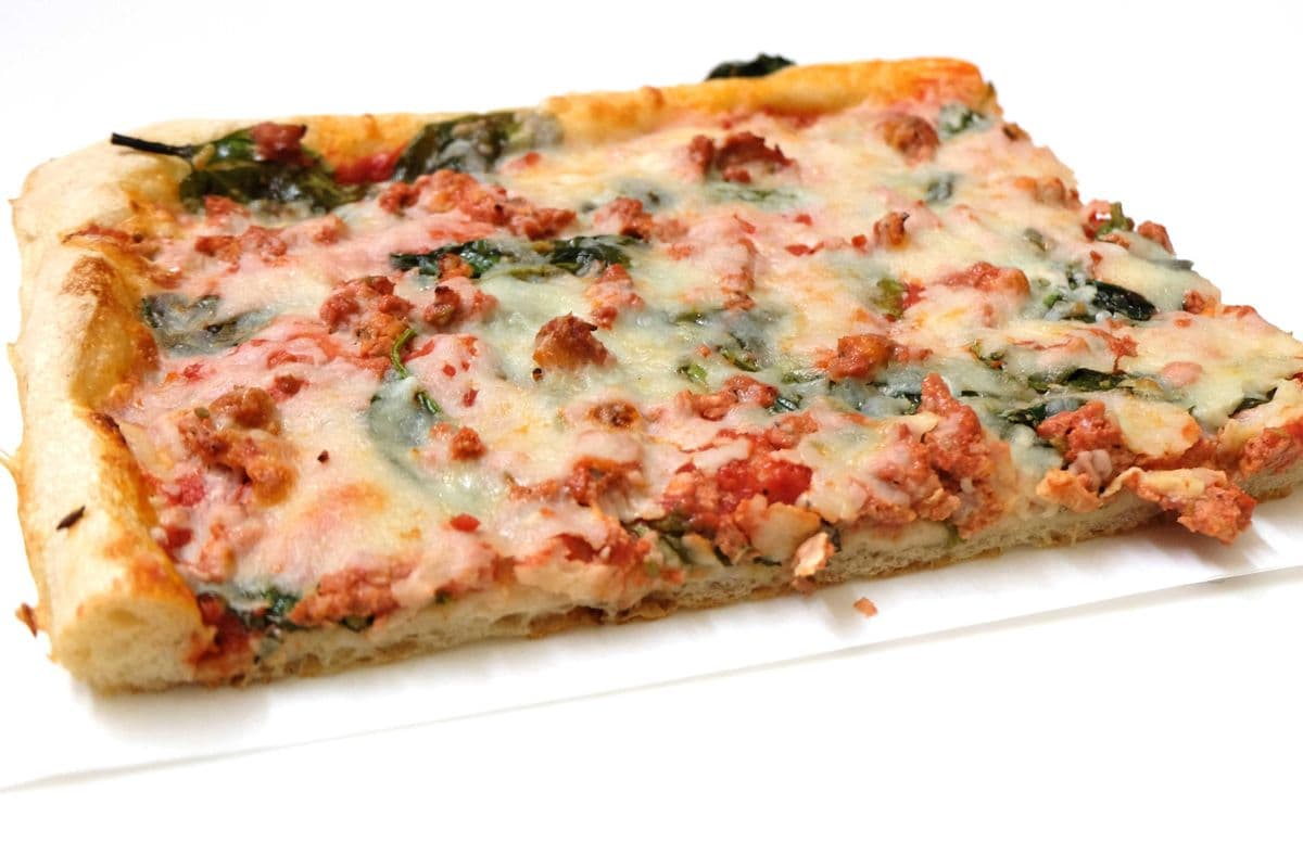 Pizza saucisse, épinards et fromage mozzarella
